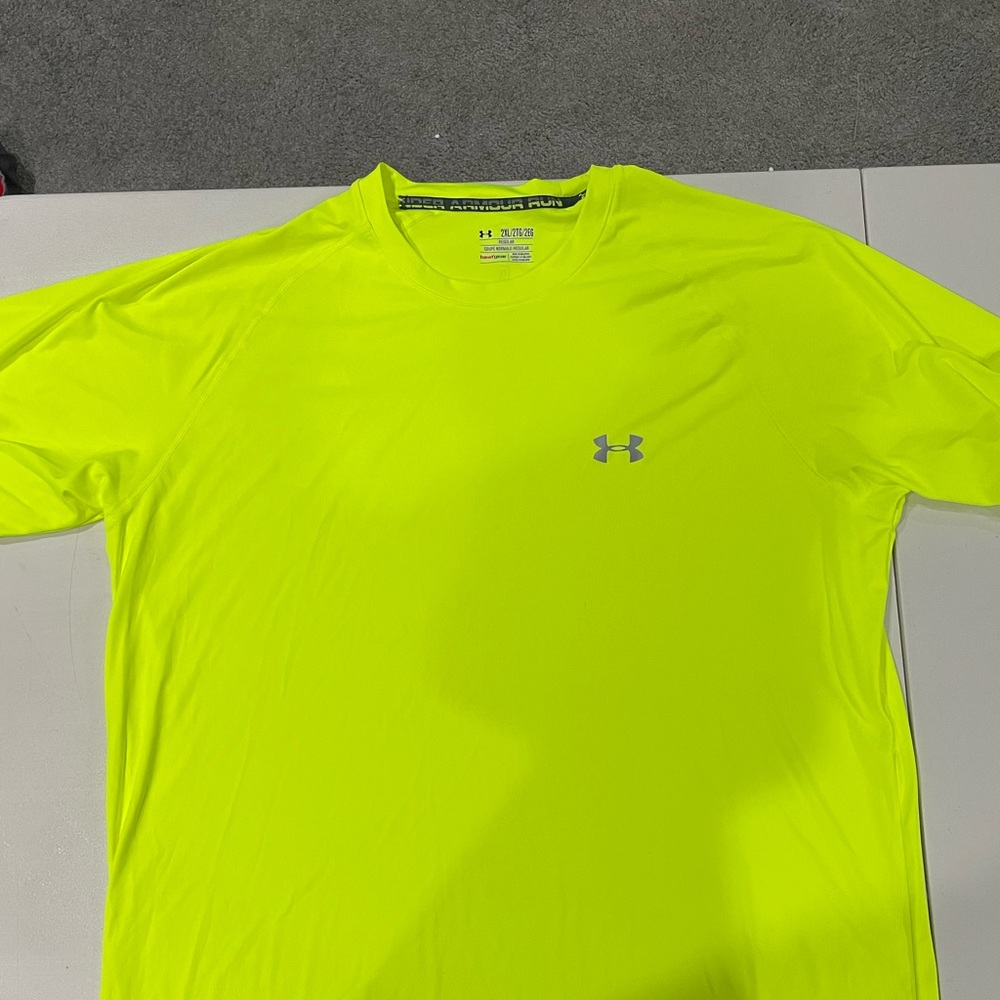 Under Armour regular fit heat gear shirt. Size XXL